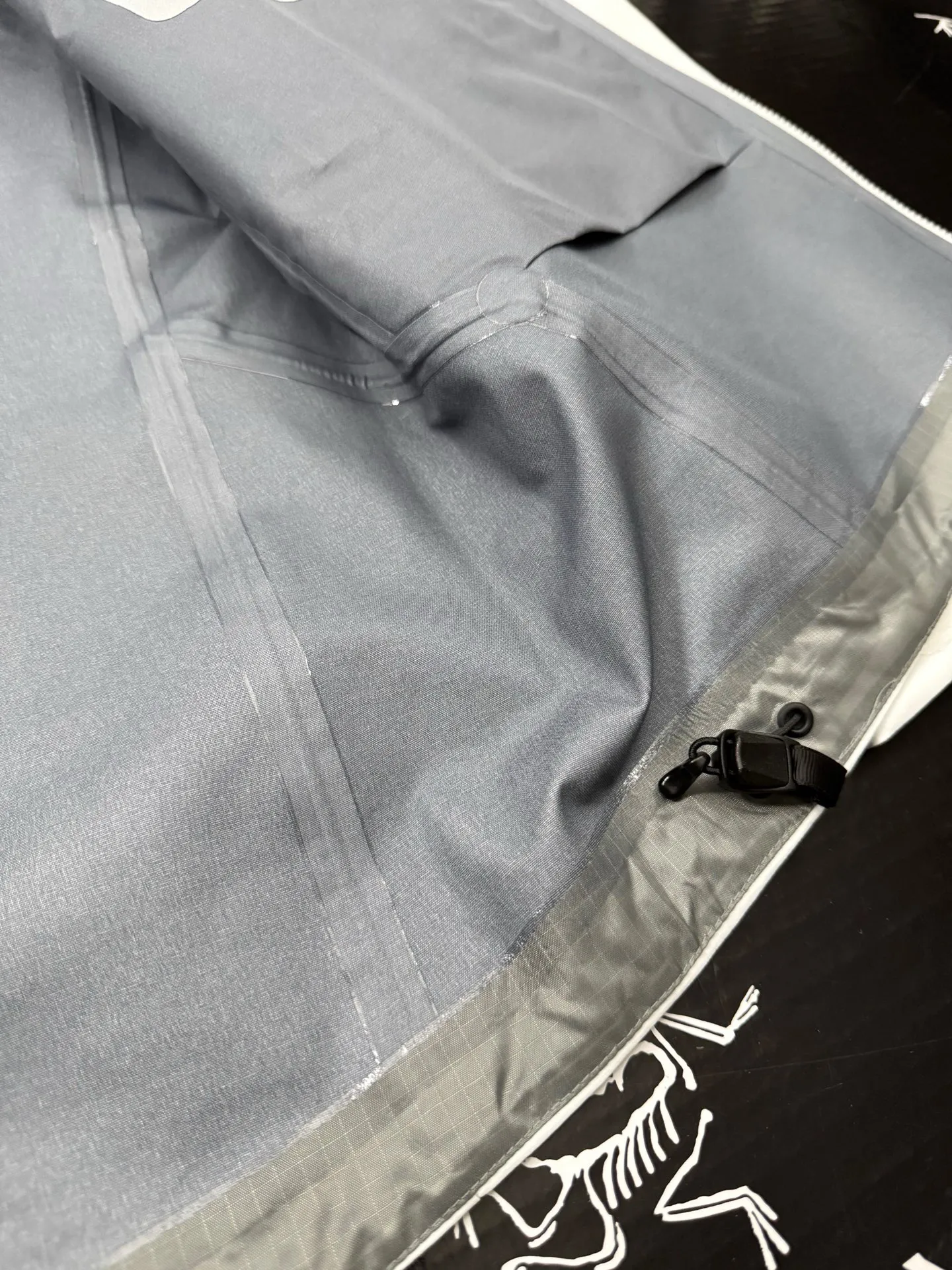 G 02 New Arrival Arcteryx Beta Series SL GORE-TEX Breathable 25SS New Arrival SL Lt ， Lt New Arrival ， ， ， Lt Yb 3D ， Tri-Durance ， Factory 📃 🔍 ， YKK ， ， ， 。 SL ， 。 bluesign@ N 13LGORE-TEX ， Wear-Resistant， 、 Breathable， 。 Storm Hood™ ， Water Tight™ ， ， ， 。 ，VISLON ， Velcro ， Zip-in， ARC TERYX BETA： 。 GORE-TEX： 、 、Breathable 。 ：Black Sizes：S-XXL ：112 116 120 124 128 ： 72 74 76 78 80 ：64.5 66 67.5 69 70.5 ：49.8 51 52.2 53.4 54.6